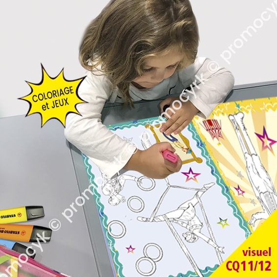 une fille qui fait un coloriage de cirque