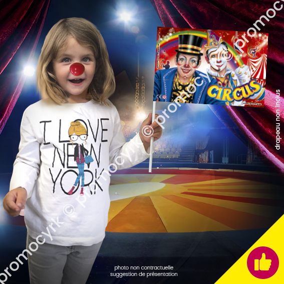 fillette avec un nez de clown et un drapeau de cirque