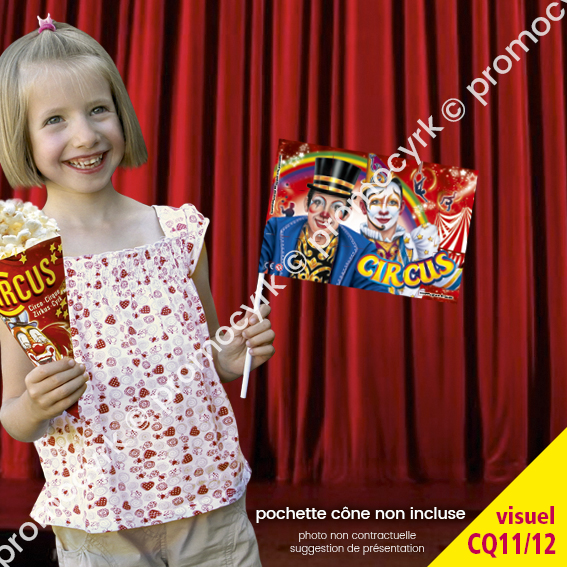 fillette a lentracte ayant achete un drapeau en tissu au cirque avec un sachet de popcorn